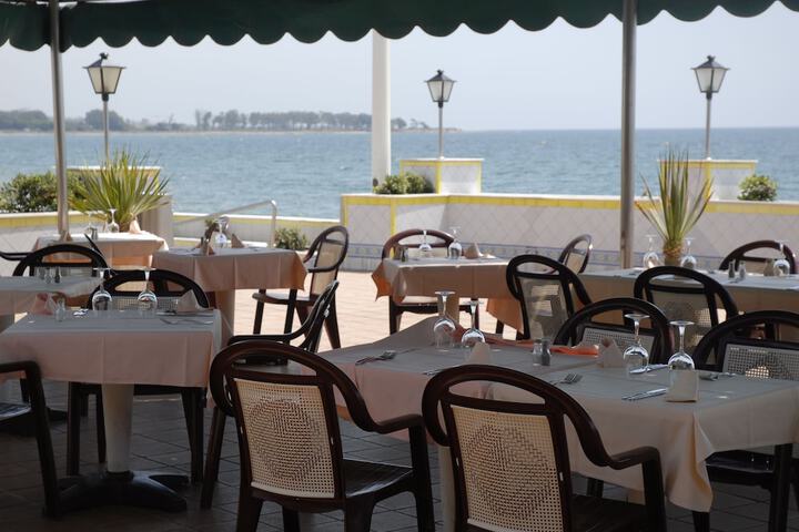 Dining 65 of 77