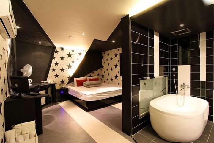 Room 43 of 59