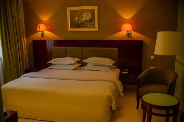 Room 4 of 8
