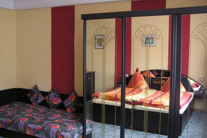 Room 3 of 33