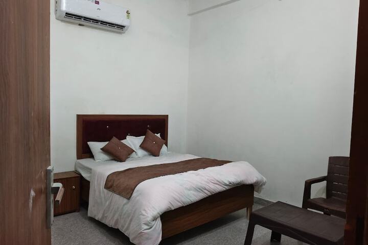 Room 5 of 12