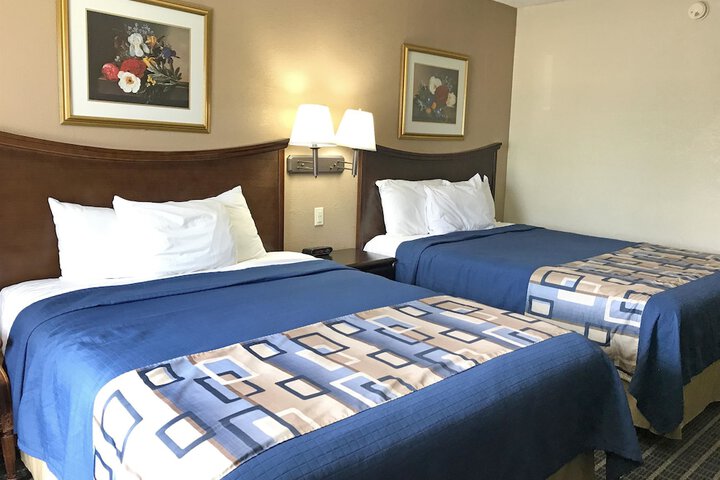 1 Queen Bed (5 of 11)