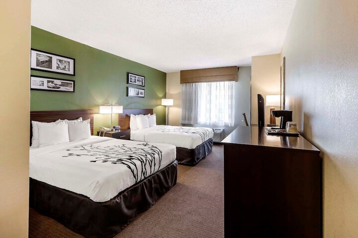 2 Queen Beds (2 of 8)