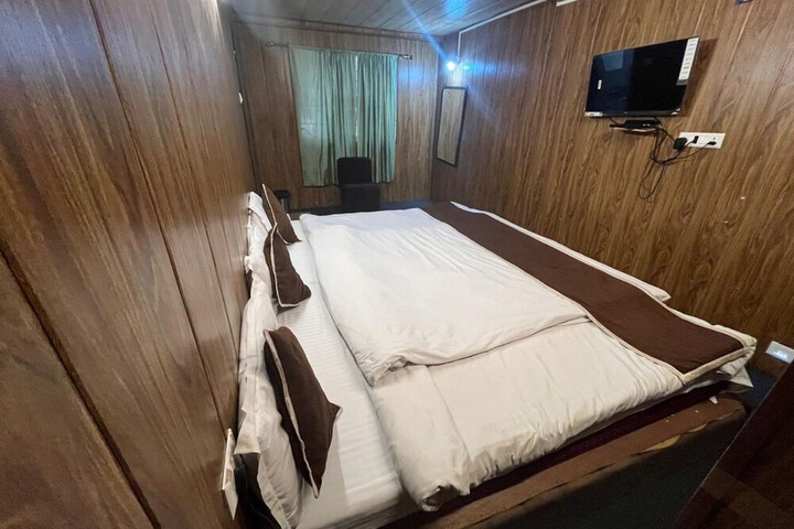 Room 32 of 43