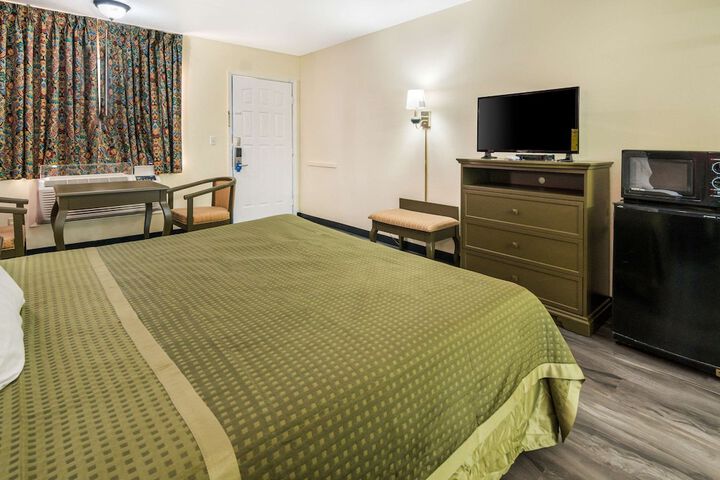 1 King Bed (4 of 6)