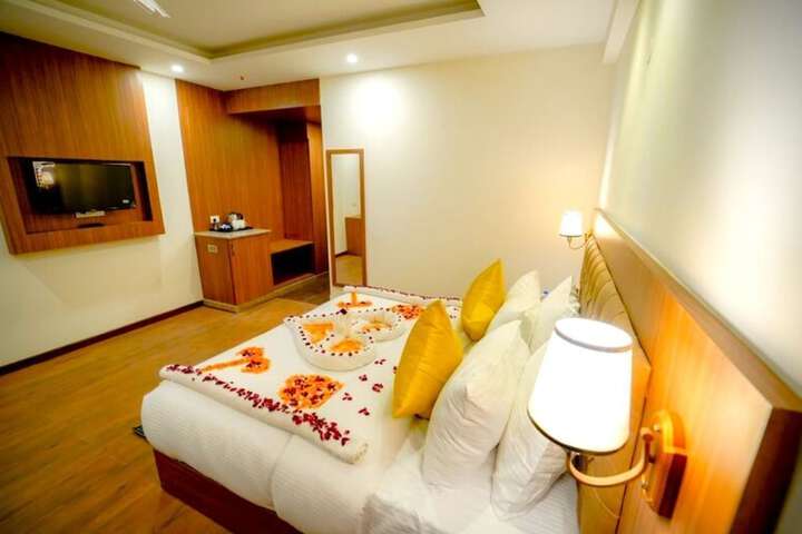 Room 11 of 28