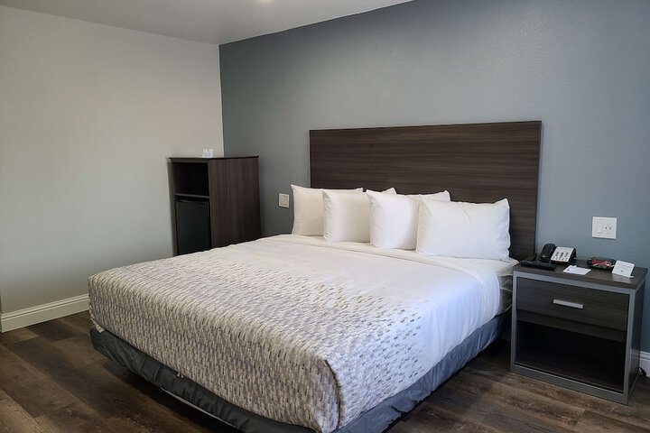 1 King Bed Flat Screen Television Microwave and Refrigerator High Speed Internet Accessible (6 of 10)