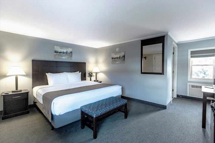 Standard | King Bed (4 of 5)