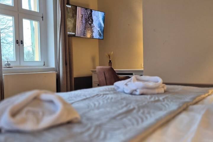 Room 6 of 18