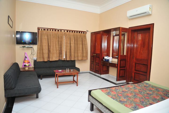 Room 12 of 28