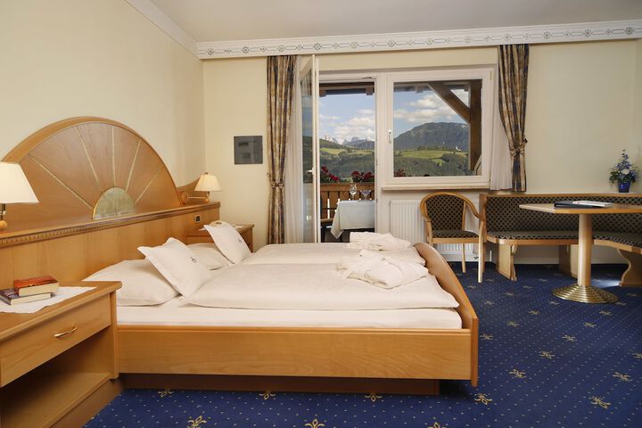 Room 4 of 102