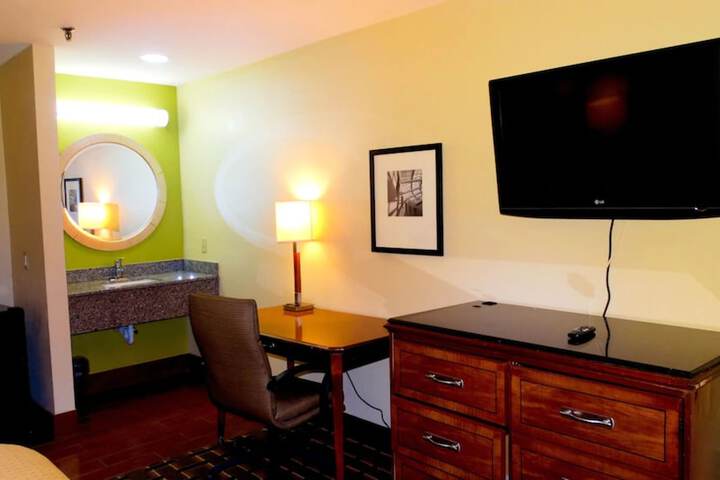1 King Bed (5 of 7)