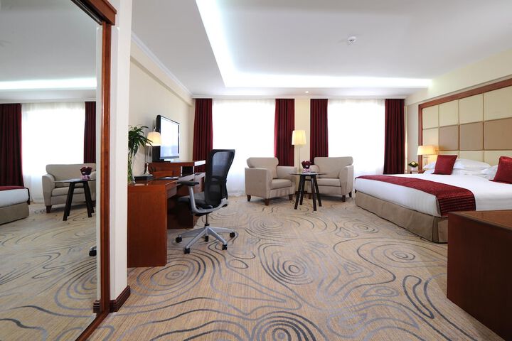 Room 44 of 325