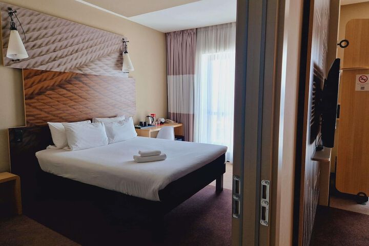 Room 6 of 42