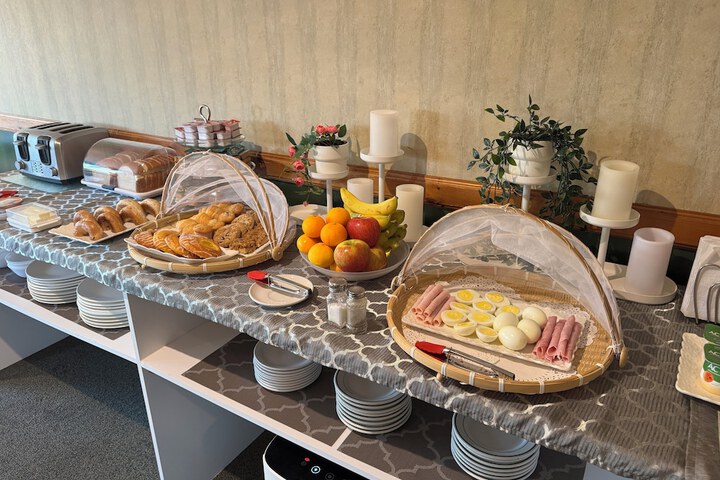 Breakfast/Coffee Service 31 of 39