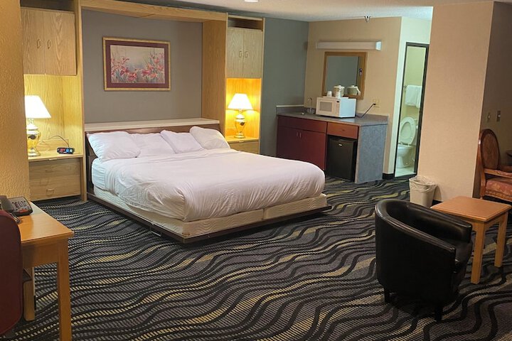 1 King Bed (4 of 17)