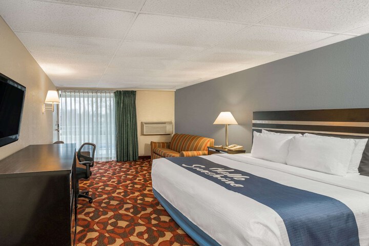 1 King Bed (4 of 14)