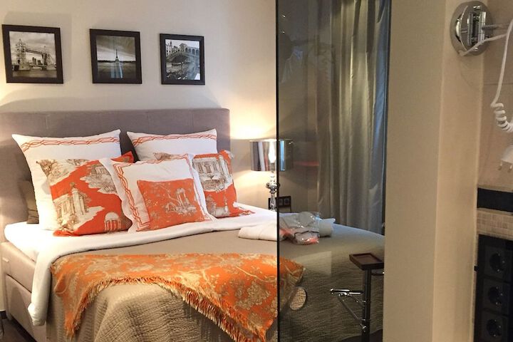 Room 9 of 37