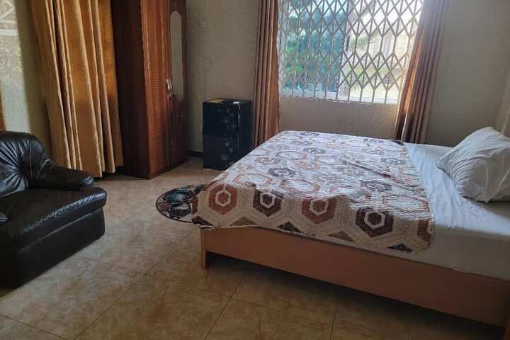 Room 6 of 10