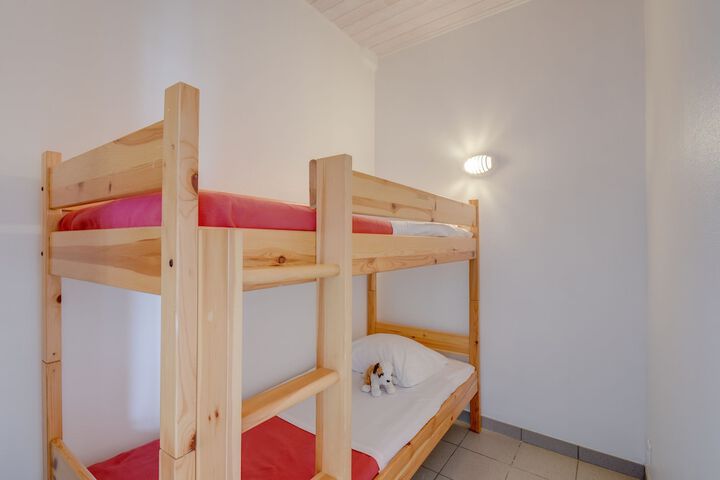 Room 8 of 48