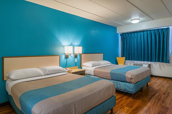 2 Double Beds (12 of 17)