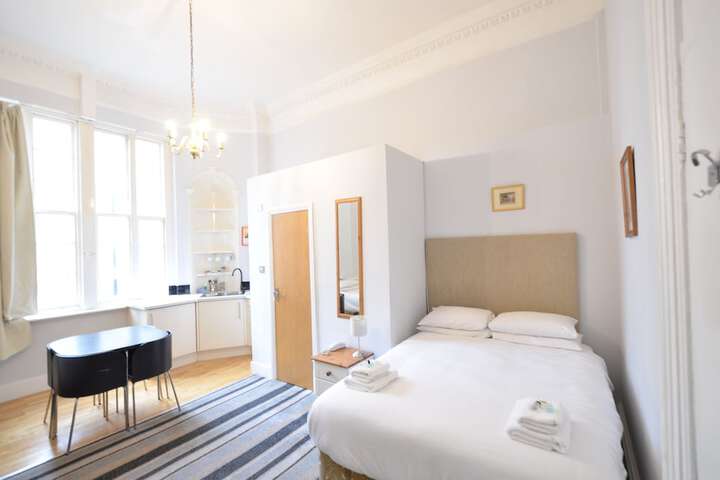 Room 35 of 371