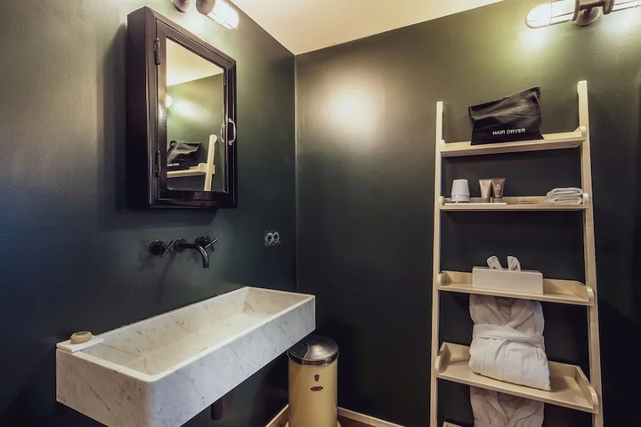 Room 8 of 16
