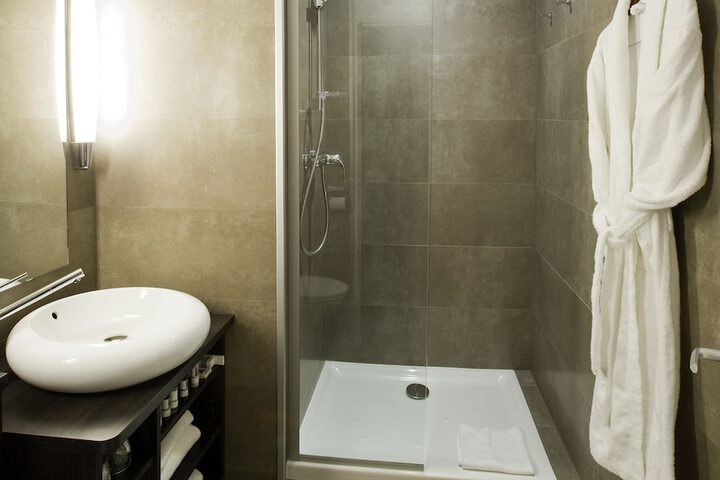 Room 9 of 30