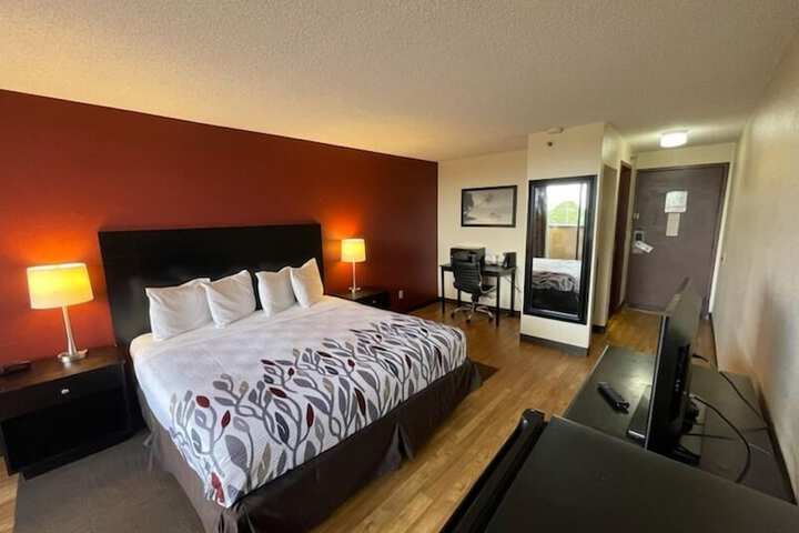1 King Bed (3 of 10)