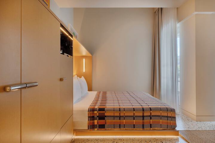 Room 13 of 34