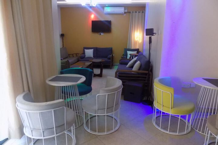 Lounge 38 of 41