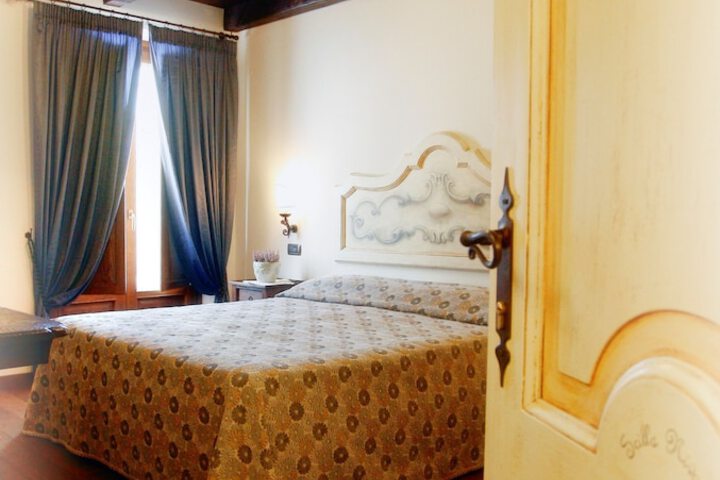 Room 5 of 32
