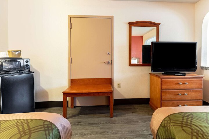 1 King Bed Suite (19 of 22)