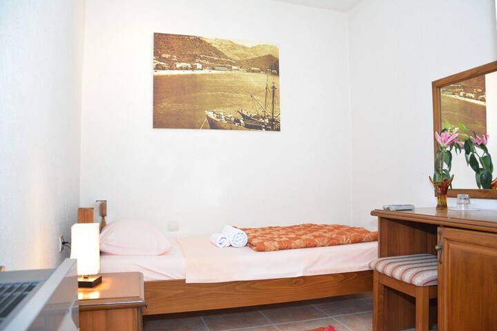 Room 15 of 33