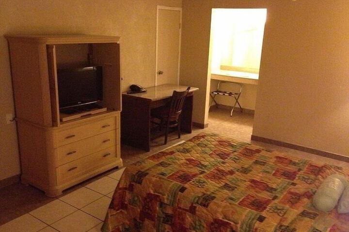 Room 4 of 10