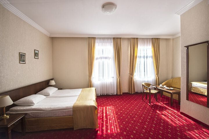 Room 6 of 63
