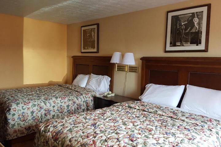 2 Queen Beds (7 of 9)