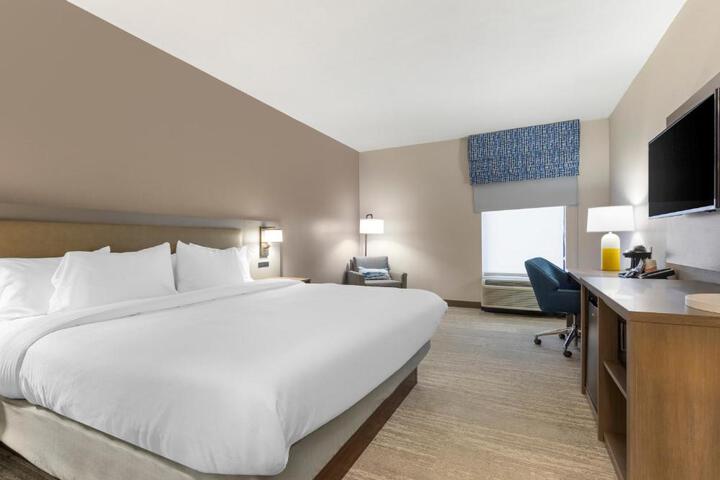 1 King Bed (4 of 11)