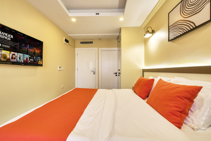 Room 13 of 28