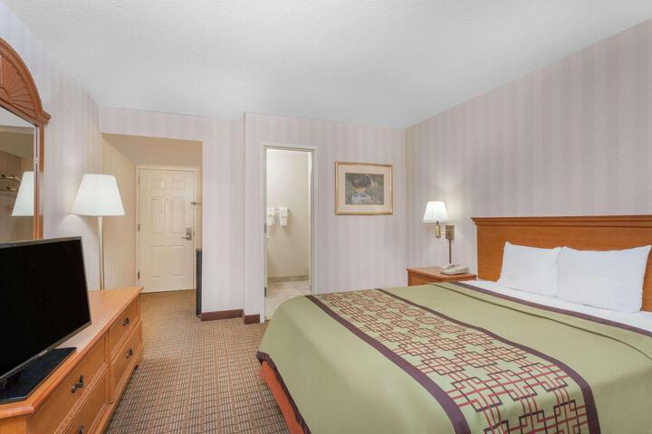 1 Queen Bed (2 of 13)