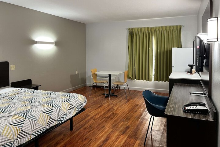 1 King Bed Micfridge (5 of 6)