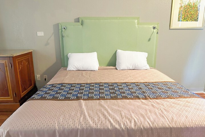 1 King Bed (10 of 21)