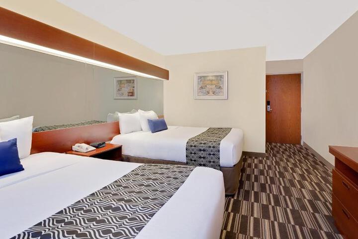 1 Queen Bed Mobility Hearing Accessible Room Roll in Shower (12 of 18)