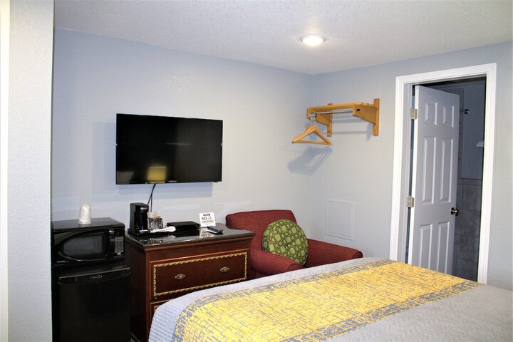 Deluxe Room 1 Queen Bed (4 of 10)
