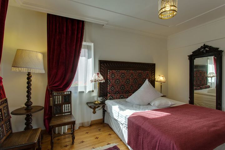 Room 13 of 37