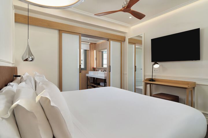 Room 33 of 80