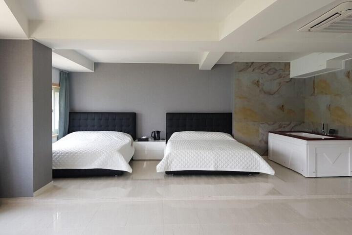 Room 17 of 62