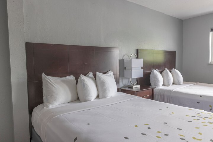 Premium 2 Queen Beds (16 of 18)