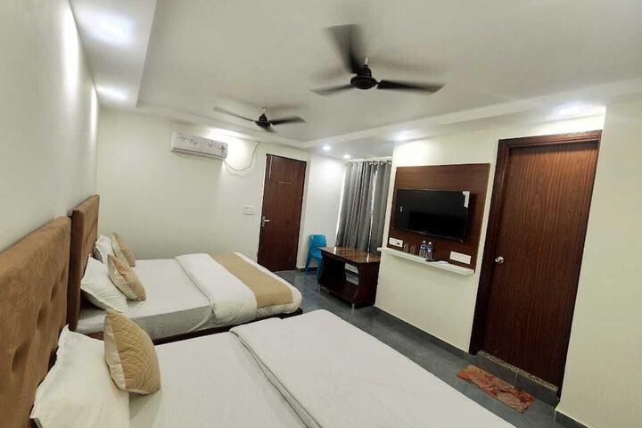 Room 10 of 14