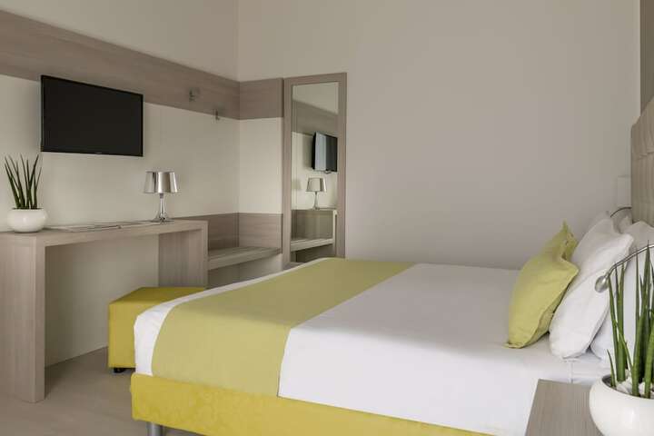 Room 8 of 125